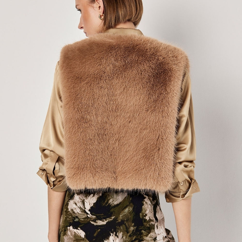 Crop Faux Fur Vest - Picture 5 of 6